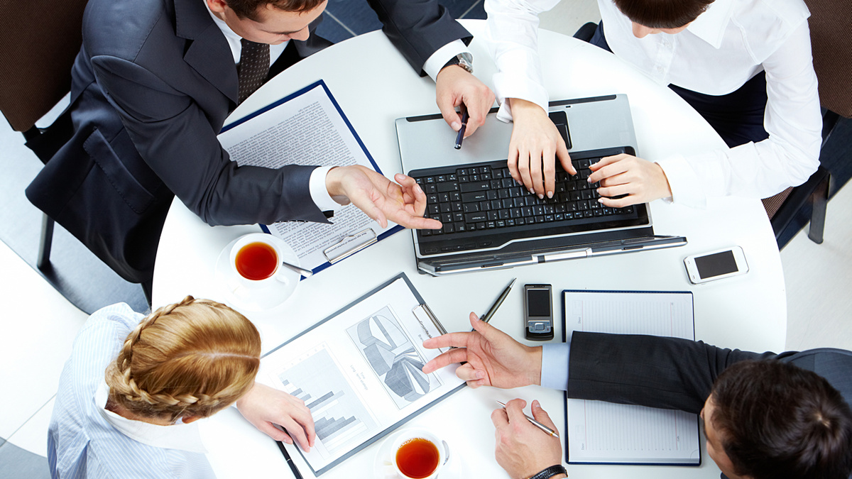 Equipo de consultores analizando datos