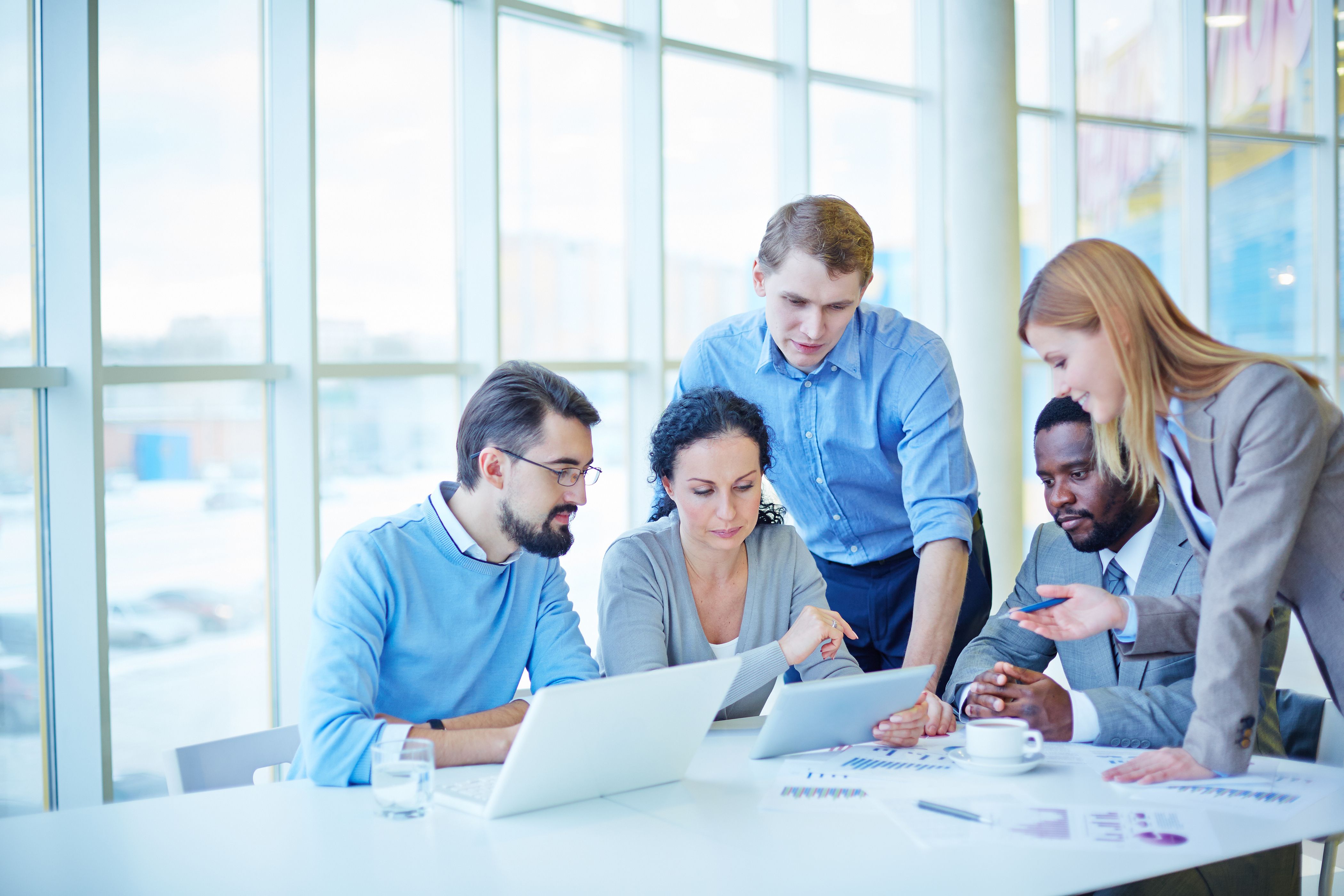 Equipo ConsultInnova trabajando